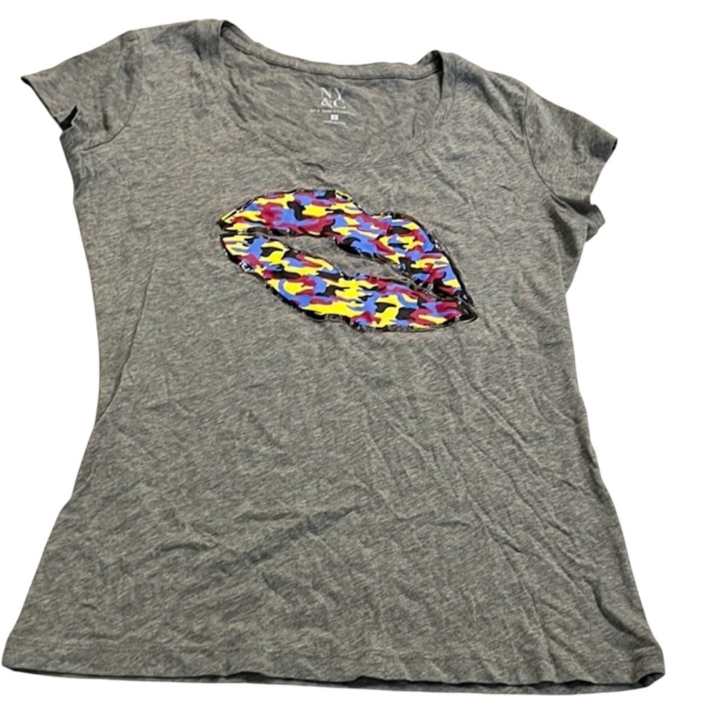 NEW YORK & COMPANY MULTI COLOR SHORT SLEEVE CAMO LIPS TEE SHIRT